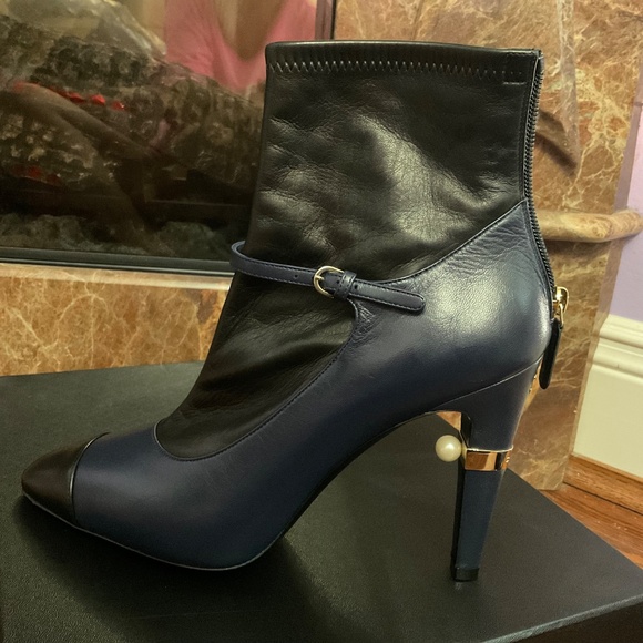 CHANEL NAVY & BLACK PEARL ACENT LAMBSKIN LEATHER HEELED ANKLE BOOTIES !! - Picture 7 of 11